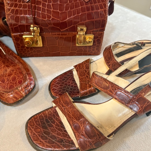 Giorgio’s of Palm Beach, Doctor bag and backpack and shoes. - Picture 16 of 16